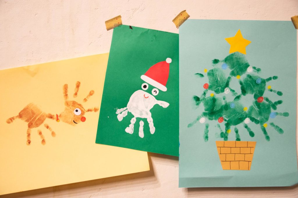 クリスマスカードに子供の手形を入れて手作りする方法 お年寄りが喜んでくれる例文は