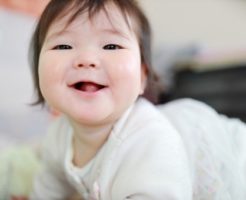 笑顔の赤ちゃんの写真