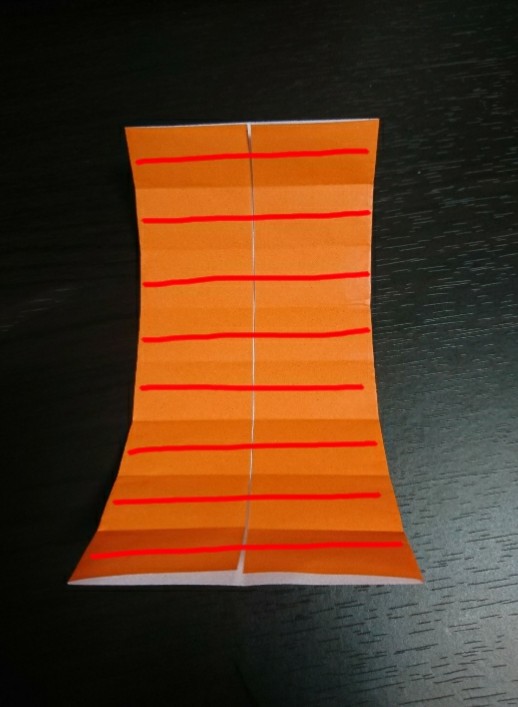 赤線の入った折り紙