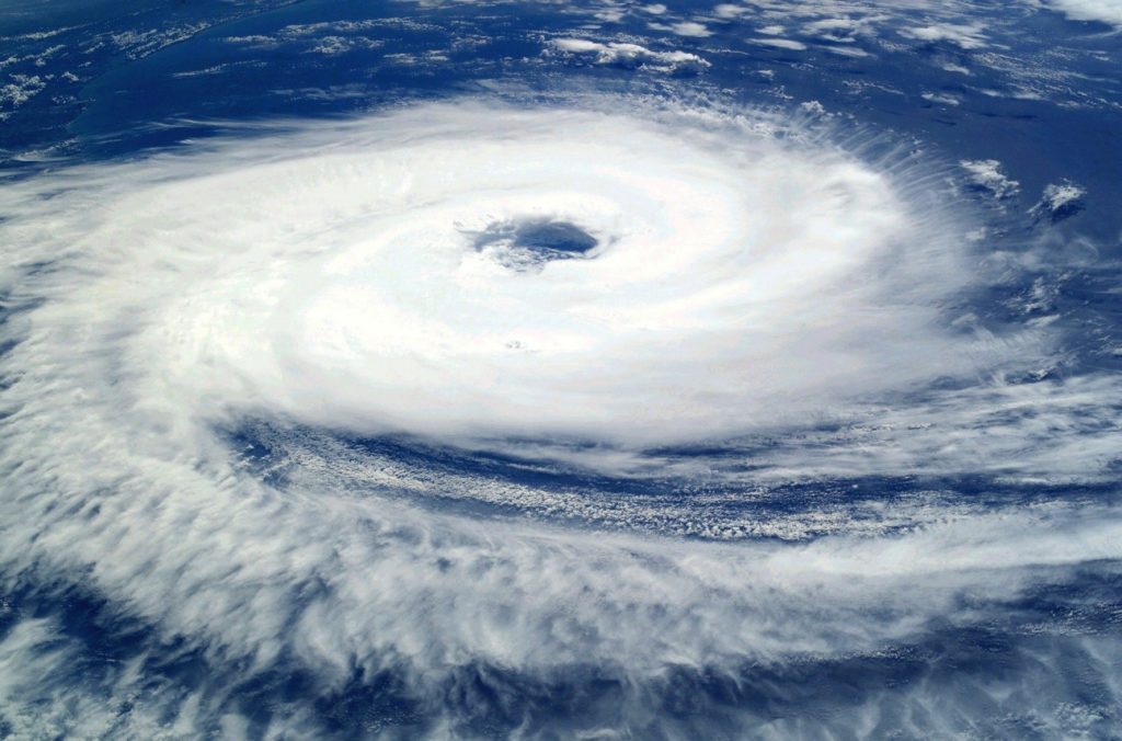 台風の目の中は本当に青空で風も静かなの 天気や気圧はどうなってるの